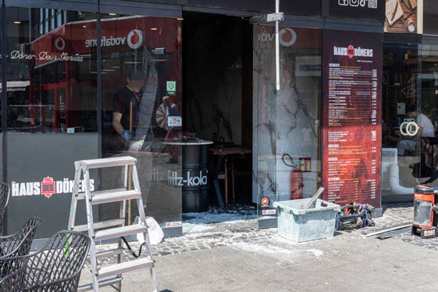 Feuer nach Brandstiftung in Imbiss Am 22.06.2026 brannte ein Imbiss in der Marktstraße in Rüsselsheim am Main, nachdem laut ersten Ermittlungen ein unbekannter Mann gegen 04:20 Uhr die Scheibe einschlug und im Inneren ein Feuer legte. Die Feuerwehr löschte die Flammen; Verletzte gab es nicht. Der Täter flüchtete in Richtung Bahnhof und war zur Tatzeit laut Polizeiangaben mit einem blauen Hoodie mit weißer Aufschrift, dunkler Hose, schwarzen Schuhen und einer weißen OP-Maske bekleidet. Fahndungsmaßnahmen der Polizei blieben bislang ohne Erfolg; die Ermittlungen werden gemeinsam mit dem Hessischen Landeskriminalamt geführt. Rüsselsheim am Main Hessen Deutschland *** Fire Following Arson at a Snack Bar On June 22, 2026, a snack bar