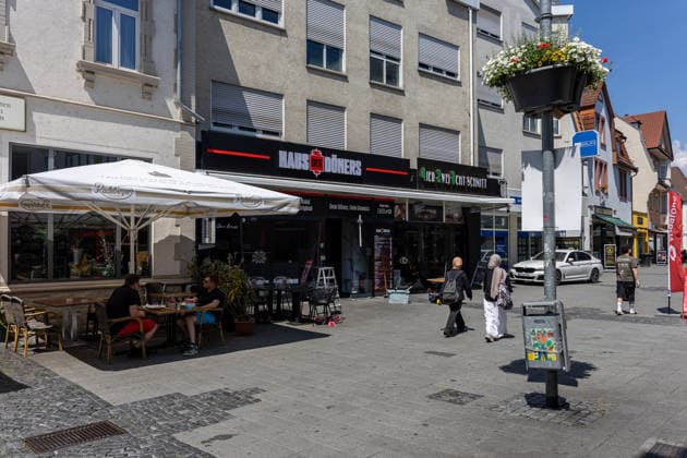 Feuer nach Brandstiftung in Imbiss Am 22.06.2026 brannte ein Imbiss in der Marktstraße in Rüsselsheim am Main, nachdem laut ersten Ermittlungen ein unbekannter Mann gegen 04:20 Uhr die Scheibe einschlug und im Inneren ein Feuer legte. Die Feuerwehr löschte die Flammen; Verletzte gab es nicht. Der Täter flüchtete in Richtung Bahnhof und war zur Tatzeit laut Polizeiangaben mit einem blauen Hoodie mit weißer Aufschrift, dunkler Hose, schwarzen Schuhen und einer weißen OP-Maske bekleidet. Fahndungsmaßnahmen der Polizei blieben bislang ohne Erfolg; die Ermittlungen werden gemeinsam mit dem Hessischen Landeskriminalamt geführt. Rüsselsheim am Main Hessen Deutschland *** Fire Following Arson at a Snack Bar On June 22, 2026, a snack bar