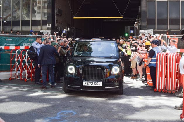 June 22, 2026, London, England, United Kingdom: Members of the media surround a taxi taking Labour MP Andy Burnham as he arrives at Euston Station following the resignation of Keir Starmer. Andy Burnham has confirmed that he will run to replace him as UK Prime Minister. London United Kingdom  - ZUMAv130 20260622_zip_v130_001 Copyright: xVukxValcicx