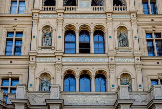 Fassade des Schweriner Schlosses. Das Baudenkmal, ehemals Residenz der mecklenburgischen Herzoege, ist Sitz des Landtags von Mecklenburg-Vorpommern. *** Facade of Schwerin Castle. This historic monument, formerly the residence of the Dukes of Mecklenburg, is the seat of the state parliament of Mecklenburg-Western Pomerania.,detected_source_language