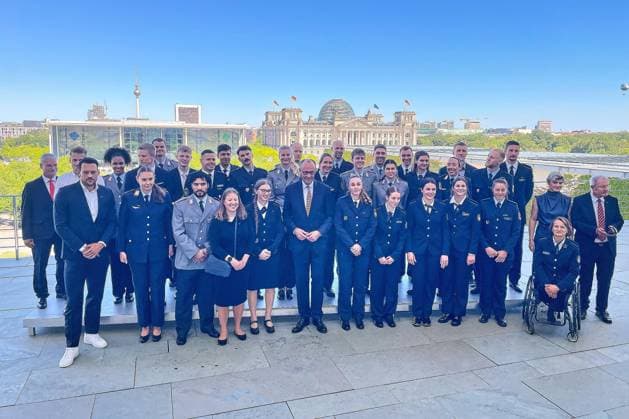 Berlin, Deutschland, 22.06.2026: Bundeskanzleramt: Medaillengewinner der Olympischen und Paralympischen Spiele im Kanzleramt: Bundeskanzler Friedrich Merz (CDU) begrüßt die Olympia-Teilnehmer *** Berlin, Germany, June 22, 2026 Federal Chancellery Olympic and Paralympic medalists at the Federal Chancellery Federal Chancellor Friedrich Merz (CDU) welcomes the Olympic athletes,detected_source_language Copyright: xdtsxNachrichtenagenturx dts_124362