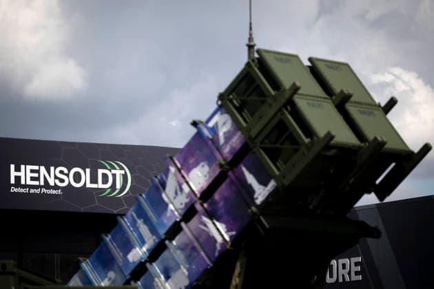 ILA Berlin Air Show DEU, Deutschland, Schoenefeld, Berlin, Brandenburg, 11.06.2026 Pavillon mit Werbung der Ruestungsfirma Hensoldt Detect and Protect auf der ILA Internationale Luft-und Raumfahrtausstellung 2026 unter dem Motto Pioneering Aerospace auf dem Berlin ExpoCenter Airport dem Flughafen Schoenefeld bei Berlin in Brandenburg Deutschland . Die diesjaehrige Luftfahrtausstellung ILA lhat seinen Schwerpunkt auf Verteidigungs- und Drohnentechnologie sowie die Integration kuenstlicher Intelligenz en: Pavilion featuring advertising for the defense company Hensoldt Detect and Protect at the International Aerospace Exhibition ILA Berlin Air Show 2026 held under the theme Pioneering Aerospace at the Berlin ExpoCenter Airport Schönefeld Airp