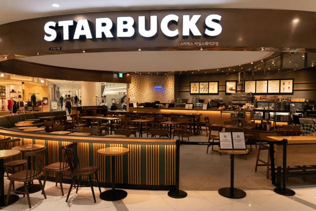 Starbucks Korea Shuts All Stores For History Lessons. A closed Starbucks store is seen after 3 p.m. in Seoul, South Korea, on June 22, 2026. Starbucks Korea closes all its stores at 3 p.m. on June 22 for a mandatory history lesson following public and political backlash over a marketing campaign. Seoul Seoul South Korea  Copyright: xKichulxShinx originalFilename: shin-starbuck260622_npXb6.jpg
