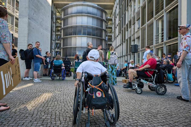 Demonstration unter dem Motto Mit Behinderung ist zu rechnen gegen eine unzureichende Reform des Behindertengleichstellungsgesetzes am Montag (22.06.2026) vor dem Paul-Loebe-Haus in Berlin. Der Protest richtet sich gezielt gegen die aus Sicht von Aktivisten und Verbaenden unzureichende Reform des Behindertengleichstellungsgesetzes (BGG). Zeitgleich findet die Expertenanhoerung des Bundestages im Paul-Loebe-Haus statt. EDITORIAL USE ONLY *** Demonstration under the slogan Disability Must Be Taken Into Account against an inadequate reform of the Disability Equality Act on Monday, June 22, 2026, in front of the Paul Loebe House in Berlin. The protest is specifically directed against what activists and associations view as an inadequate ref Copyright: epd-bild ChristianxDitsch epd-Demo_BGG-Reform3-kopieren