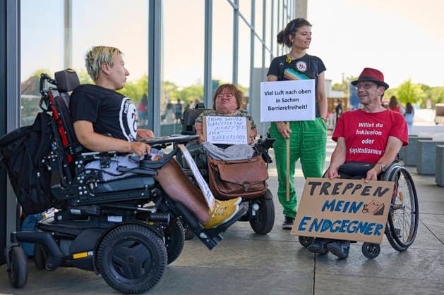 Demonstration unter dem Motto Mit Behinderung ist zu rechnen gegen eine unzureichende Reform des Behindertengleichstellungsgesetzes am Montag (22.06.2026) vor dem Paul-Loebe-Haus in Berlin. Der Protest richtet sich gezielt gegen die aus Sicht von Aktivisten und Verbaenden unzureichende Reform des Behindertengleichstellungsgesetzes (BGG). Zeitgleich findet die Expertenanhoerung des Bundestages im Paul-Loebe-Haus statt. EDITORIAL USE ONLY *** Demonstration under the slogan Disability Must Be Taken Into Account, protesting an inadequate reform of the Disability Equality Act, on Monday, June 22, 2026, in front of the Paul Loebe House in Berlin. The protest is specifically directed against what activists and associations view as an inadequat Copyright: epd-bild ChristianxDitsch epd-Demo_BGG-Reform9-kopieren