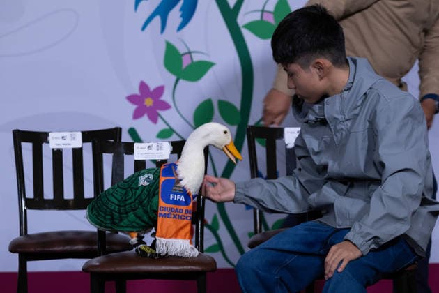 June 22, 2026, Mexico City, Mexico: Mexican President Claudia Sheinbaum Pardo held her daily morning press conference at the National Palace alongside Merlin, the duck that became a viral sensation during the 2026 FIFA World Cup, as well as its caretaker Karla Gomez and her sons, Christian and Carlos. Mexico City Mexico  - ZUMAl178 20260622_znp_l178_004 Copyright: xCristianxLeyvax