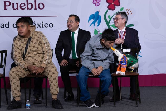 June 22, 2026, Mexico City, Mexico: Mexican President Claudia Sheinbaum Pardo held her daily morning press conference at the National Palace alongside Merlin, the duck that became a viral sensation during the 2026 FIFA World Cup, as well as its caretaker Karla Gomez and her sons, Christian and Carlos. Mexico City Mexico  - ZUMAl178 20260622_znp_l178_011 Copyright: xCristianxLeyvax