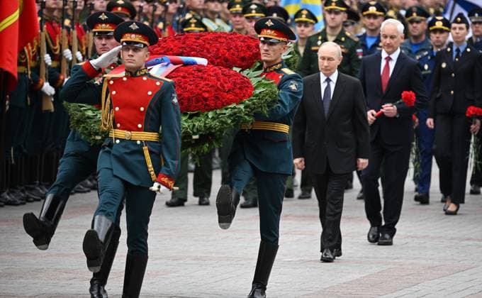 Russian President Vladimir Putin lays a wreath at the Tomb of the Unknown Soldier by the Kremlin Wall in Moscow, Russian President Vladimir Putin lays a wreath at the Tomb of the Unknown Soldier by the Kremlin Wall in Moscow, Russia, on June 22, 2026, the 85th anniversary of the start of World War II, to honor the memory of soldiers who fell fighting against Nazi forces. Photo by Russian President official apaimages Russia Russia Russian Federation 220626_Russia_00(10) Copyright: xapaimagesxRussianxPresidentxxofficialx xapaimagesx
