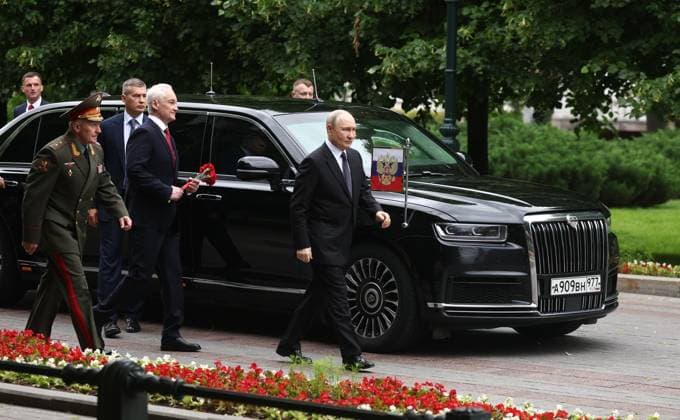 Russian President Vladimir Putin lays a wreath at the Tomb of the Unknown Soldier by the Kremlin Wall in Moscow, Russian President Vladimir Putin lays a wreath at the Tomb of the Unknown Soldier by the Kremlin Wall in Moscow, Russia, on June 22, 2026, the 85th anniversary of the start of World War II, to honor the memory of soldiers who fell fighting against Nazi forces. Photo by Russian President official apaimages Russia Russia Russian Federation 220626_Russia_00(3) Copyright: xapaimagesxRussianxPresidentxxofficialx xapaimagesx