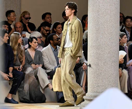 June 22, 2026, Milan, Italy: A model presents a creation by Italian fashion house Giorgio Armani for the Men s Spring Summer 2027 collection during the Milan Fashion Week in Milan, Italy, 22 June 2026. Milan Fashion Week runs from 19 to 23 June 2026. ANSA DANIEL DAL ZENNARO. Milan Italy  - ZUMAa110 20260622_zaf_a110_024 Copyright: xDanielxDalxZennarox