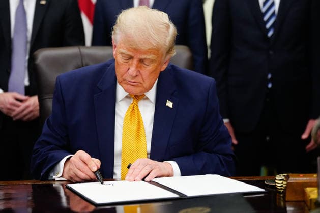 US President Donald Trump signs an executive order in the Oval Office of the White House in Washington, DC, US, on Monday, June 22, 2026. Trump signed executive orders Monday aimed at accelerating quantum research, laying the groundwork for federal agencies to adopt the technology and strengthen US defenses against cyberattacks.  WASp2025062201 BonniexCash
