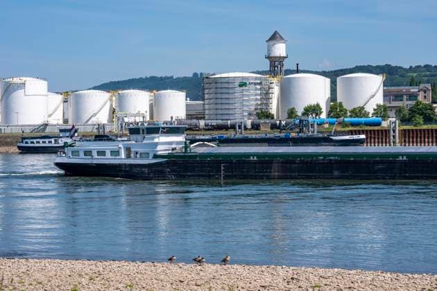 Frachtschiff auf dem Rhein, Höhe Bendorf, im Kreis Mayen-Koblenz, rechtsrheinisch, Tanklager der enport GmbH, 22 Großtanks, hauptschädlich für Kraftstoffe, Rheinland-Pfalz, Deutschland, Tanklager *** Cargo ship on the Rhine, near Bendorf, in the Mayen-Koblenz district, on the right bank of the Rhine, enport GmbH tank farm, 22 large tanks, primarily used for fuels, Rhineland-Palatinate, Germany, tank farm,detected_source_language