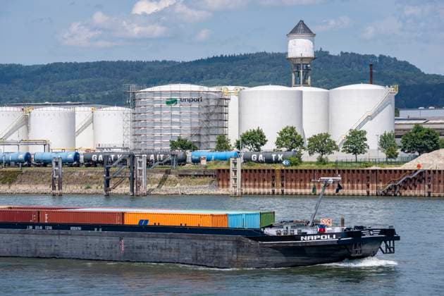 Frachtschiff auf dem Rhein, Höhe Bendorf, im Kreis Mayen-Koblenz, rechtsrheinisch, Tanklager der enport GmbH, 22 Großtanks, hauptschädlich für Kraftstoffe, Rheinland-Pfalz, Deutschland, Tanklager *** Cargo ship on the Rhine, near Bendorf, in the Mayen-Koblenz district, on the right bank of the Rhine, enport GmbH tank farm, 22 large tanks, primarily used for fuels, Rhineland-Palatinate, Germany, tank farm,detected_source_language