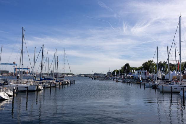 22.06.2026 Kieler Woche 2026 Eindrücke und Szenen vom Montag Die Kiellinie und der Sporthafen Reventlou mit Blick von der Reventloubrücke Kiel Kiellinie Schleswig Holstein Deutschland *** June 22, 2026 Kiel Week 2026