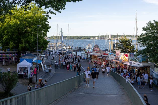 22.06.2026 Kieler Woche 2026 Eindrücke und Szenen vom Montag Blick auf die Kiellinie von der Brücke zum Schloßgarten aus Kiel Kiellinie Schleswig Holstein Deutschland *** June 22, 2026 Kiel Week 2026