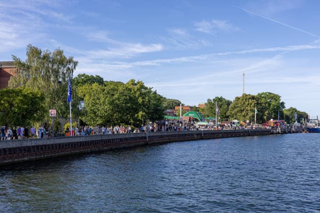 22.06.2026 Kieler Woche 2026 Eindrücke und Szenen vom Montag Die Kiellinie und dahinter die Gebäude der Landesregierung Kiel Kiellinie Schleswig Holstein Deutschland *** June 22, 2026 Kiel Week 2026