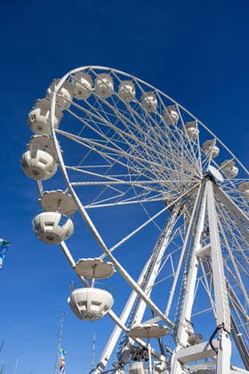 22.06.2026 Kieler Woche 2026 Eindrücke und Szenen vom Montag Das Riesenrad neben der Fördebühne Kiel Kiellinie Schleswig Holstein Deutschland *** June 22, 2026 Kiel Week 2026