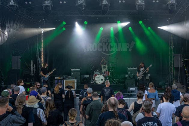 22.06.2026 Kieler Woche 2026 Eindrücke und Szenen vom Montag Mainstage Radio Bob Rockcamp, Auftritt der Band öEarthbong˜ Kiel Kiellinie Schleswig Holstein Deutschland *** June 22, 2026 Kiel Week 2026