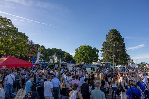 22.06.2026 Kieler Woche 2026 Eindrücke und Szenen vom Montag Verschiedene Gastro - Anbieter vor der Waterkant Bühne Kiel Kiellinie Schleswig Holstein Deutschland *** June 22, 2026 Kiel Week 2026