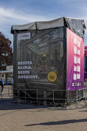 22.06.2026 Kieler Woche 2026 Eindrücke und Szenen vom Montag Werbung der Firma Schenjesse aus Hohenwestedt an der Fördebühne Kiel Kiellinie Schleswig Holstein Deutschland *** June 22, 2026 Kiel Week 2026