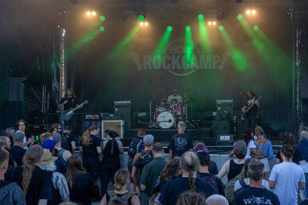 22.06.2026 Kieler Woche 2026 Eindrücke und Szenen vom Montag Mainstage Radio Bob Rockcamp, Auftritt der Band öEarthbong˜ Kiel Kiellinie Schleswig Holstein Deutschland *** June 22, 2026 Kiel Week 2026