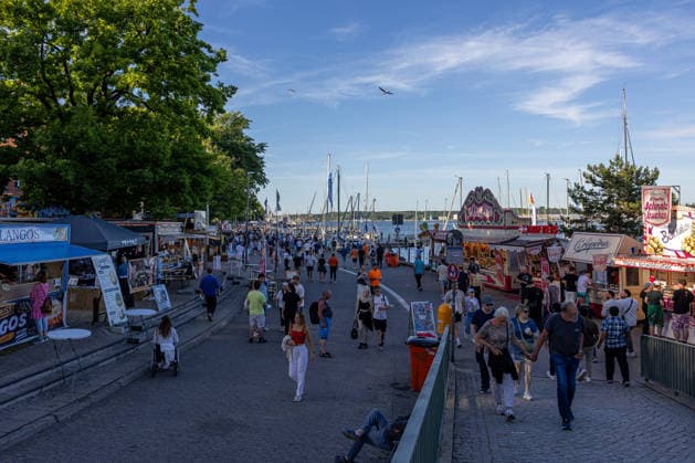 22.06.2026 Kieler Woche 2026 Eindrücke und Szenen vom Montag Blick auf die Kiellinie von der Brücke zum Schloßgarten aus Kiel Kiellinie Schleswig Holstein Deutschland *** June 22, 2026 Kiel Week 2026