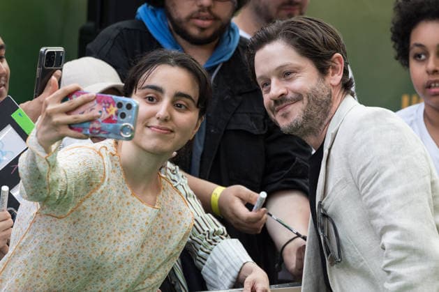 How To Live On Earth World Premiere in London LONDON, UNITED KINGDOM - JUNE 22: Iwan Rheon poses for a picture with fans as he attends the world premiere of How To Live On Earth at Odeon Luxe Leicester Square in London, United Kingdom on June 22, 2026. Wiktor Szymanowicz Anadolu London United Kingdom. Editorial use only. Please get in touch for any other usage.  Copyright: x2026xAnadoluxWiktorxSzymanowiczx