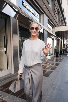 IPA85954296 - Milan, Milan Fashion Week Menswear Spring Summer 2027 - Men s Fashion, Spring Summer 2027 - Giorgio Armani Fashion Show - Guests arriving. Pictured: Carolyn Murphy (American supermodel)  Copyright: xAlessandroxBremecx xx 85954296