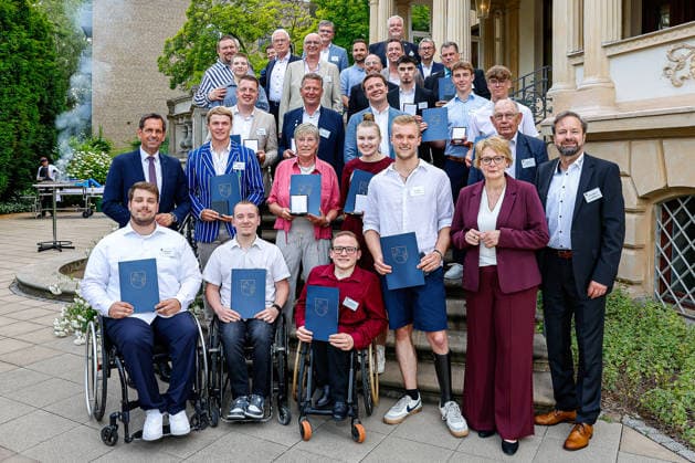 Verleihung der Niedersächsischen Sportmedaille: Ministerpräsident Lies und Sportministerin Behrens ehren niedersächsische Athletinnen und Athleten Die mit der Niedersächsischen Sportmedaille geehrten Personen im Garten: (2. v.r.) Daniela Behrens (SPD) - Ministerin für Inneres, Sport und Digitalisierung; (2. Reihe v.l.) Olaf Lies (SPD), Ministerpräsident Niedersachsen 30175 Hannover, Lüerstraße 5 Gästehaus der Niedersächsische Niedersachsen, Region Hannover Germany *** Award Ceremony for the Lower Saxony Sports Medal