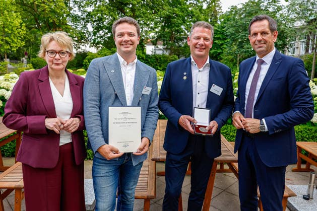 Verleihung der Niedersächsischen Sportmedaille: Ministerpräsident Lies und Sportministerin Behrens ehren niedersächsische Athletinnen und Athleten (v.l.n.r.) Daniela Behrens (SPD) - Ministerin für Inneres, Sport und Digitalisierung; Felix Kruckenberg, Resortleiter Kommunikation, Turn- und Sportverein Algesdorf e.V., Rodenberg, mit der Urkunde in der Kategorie Beispielhafte Vereinsarbeit, Lars Kruckenberg, Resortleiter Sport, Turn- und Sportverein Algesdorf e.V., Rodenberg mit der Niedersächsischen Sportmedaille; Olaf Lies (SPD), Ministerpräsident Niedersachsen 30175 Hannover, Lüerstraße 5 Gästehaus der Niedersächsische Niedersachsen, Region Hannover Germany *** Award Ceremony for the Lower Saxony Sports Medal