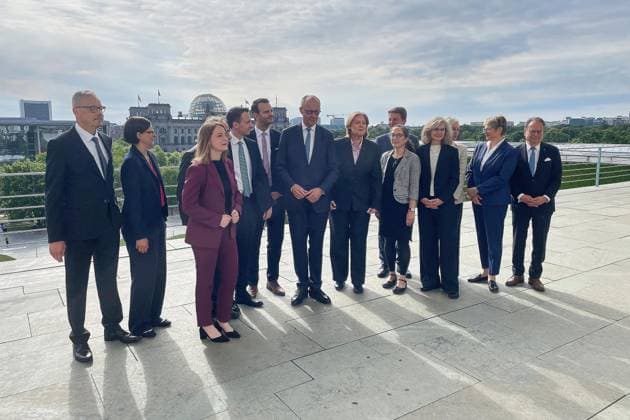 Berlin, Deutschland, 23.06.2026: Bundeskanzleramt: Übergabe des Berichts der Alterssicherungskommission: Gruppenfoto vor der Übergabe des Berichts an Bundeskanzler Friedrich Merz (CDU) und Bundesministerin für Arbeit und Soziales Bärbel Bas (SPD) *** Berlin, Germany, June 23, 2026, Federal Chancellery Copyright: xdtsxNachrichtenagenturx dts_124434