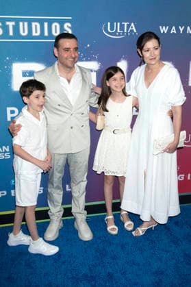 David Krumholtz mit Ehrefau Vanessa Britting und Kindern Jonas Krumholtz und Pemma Krumholtz bei der Weltpremiere des Kinofilms Supergirl an der Brooklyn Academy of Music. New York, 22.06.2026 *** David Krumholtz with his wife Vanessa Britting and their children Jonas Krumholtz and Pemma Krumholtz at the world premiere of the movie Supergirl at the Brooklyn Academy of Music in New York, June 22, 2026,detected_source_language Foto:xB.xHinex xFuturexImagex supergirl_ny_6636
