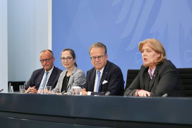 Berlin, Deutschland, 23.06.2026: Bundeskanzleramt: Übergabe des Berichts der Alterssicherungskommission: Bundeskanzler Friedrich Merz (CDU), Constanze Janda, Frank-Jürgen Weise und Bundesministerin für Arbeit und Soziales Bärbel Bas (SPD) *** Berlin, Germany, June 23, 2026, Federal Chancellery Copyright: xdtsxNachrichtenagenturx dts_124446