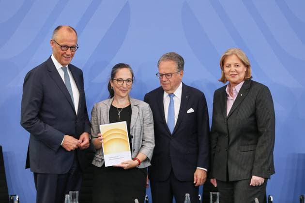 Berlin, Deutschland, 23.06.2026: Bundeskanzleramt: Übergabe des Berichts der Alterssicherungskommission: Bundeskanzler Friedrich Merz (CDU), Constanze Janda, Frank-Jürgen Weise und Bundesministerin für Arbeit und Soziales Bärbel Bas (SPD) *** Berlin, Germany, June 23, 2026, Federal Chancellery Copyright: xdtsxNachrichtenagenturx dts_124450