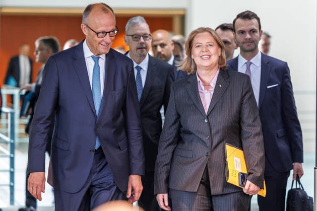 Pressekonferenz zur Übergabe des Berichts der Alterssicherungskommission Pressekonferenz zur Übergabe des Berichts der Alterssicherungskommission an den Bundeskanzler Friedrich Merz und Baerbel Bas (SPD), Bundesministerin fuer Arbeit und Soziales im Bundeskanzleramt in Berlin am 23. Juli 2026. Berlin Berlin Deutschland Bundeskanzleramt *** Press Conference on the Presentation of the Report by the Pension Security Commission Press Conference on the Presentation of the Report by the Pension Security Commission to Federal Chancellor Friedrich Merz and Baerbel Bas (SPD), Federal Minister of Labor and Social Affairs at the Federal Chancellery in Berlin on July 23, 2026 Berlin Berlin Germany Federal Chancellery,detected_source_language