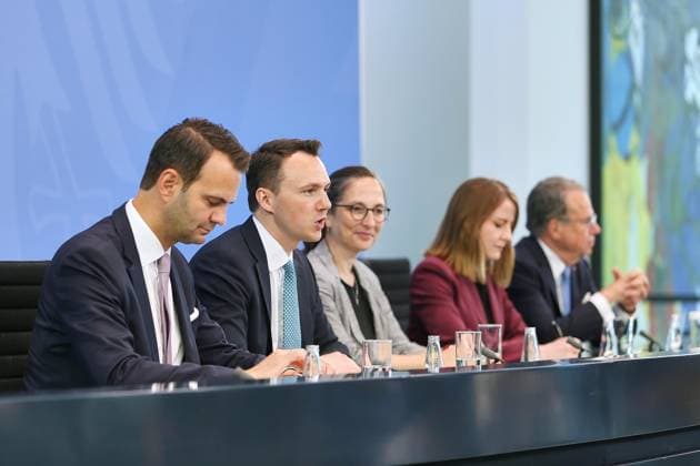 Berlin, Deutschland, 23.06.2026: Bundeskanzleramt: Übergabe des Berichts der Alterssicherungskommission: Florian Dorn (CSU), Pascal Reddig (CDU) Constanze Janda, Annika Klose (SPD) und Frank-Jürgen Weise *** Berlin, Germany, June 23, 2026, Federal Chancellery Copyright: xdtsxNachrichtenagenturx dts_124452
