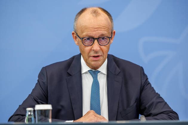 Pressekonferenz zur Übergabe des Berichts der Alterssicherungskommission Pressekonferenz zur Übergabe des Berichts der Alterssicherungskommission an den Bundeskanzler Friedrich Merz und Baerbel Bas (SPD), Bundesministerin fuer Arbeit und Soziales im Bundeskanzleramt in Berlin am 23. Juli 2026. Berlin Berlin Deutschland Bundeskanzleramt *** Press Conference on the Presentation of the Report by the Pension Security Commission Press Conference on the Presentation of the Report by the Pension Security Commission to Federal Chancellor Friedrich Merz and Baerbel Bas (SPD), Federal Minister of Labor and Social Affairs at the Federal Chancellery in Berlin on July 23, 2026 Berlin Berlin Germany Federal Chancellery,detected_source_language