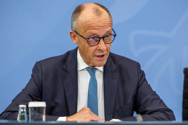 Pressekonferenz zur Übergabe des Berichts der Alterssicherungskommission Pressekonferenz zur Übergabe des Berichts der Alterssicherungskommission an den Bundeskanzler Friedrich Merz und Baerbel Bas (SPD), Bundesministerin fuer Arbeit und Soziales im Bundeskanzleramt in Berlin am 23. Juli 2026. Berlin Berlin Deutschland Bundeskanzleramt *** Press Conference on the Presentation of the Report by the Pension Security Commission Press Conference on the Presentation of the Report by the Pension Security Commission to Federal Chancellor Friedrich Merz and Baerbel Bas (SPD), Federal Minister of Labor and Social Affairs at the Federal Chancellery in Berlin on July 23, 2026 Berlin Berlin Germany Federal Chancellery,detected_source_language