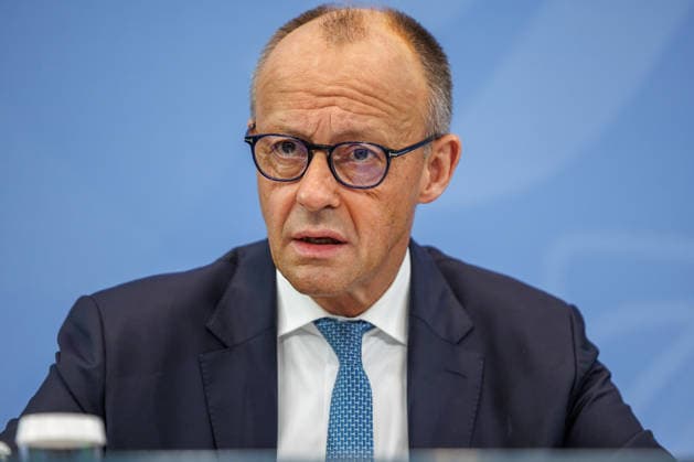 Pressekonferenz zur Übergabe des Berichts der Alterssicherungskommission Pressekonferenz zur Übergabe des Berichts der Alterssicherungskommission an den Bundeskanzler Friedrich Merz und Baerbel Bas (SPD), Bundesministerin fuer Arbeit und Soziales im Bundeskanzleramt in Berlin am 23. Juli 2026. Berlin Berlin Deutschland Bundeskanzleramt *** Press Conference on the Presentation of the Report by the Pension Security Commission Press Conference on the Presentation of the Report by the Pension Security Commission to Federal Chancellor Friedrich Merz and Baerbel Bas (SPD), Federal Minister of Labor and Social Affairs at the Federal Chancellery in Berlin on July 23, 2026 Berlin Berlin Germany Federal Chancellery,detected_source_language