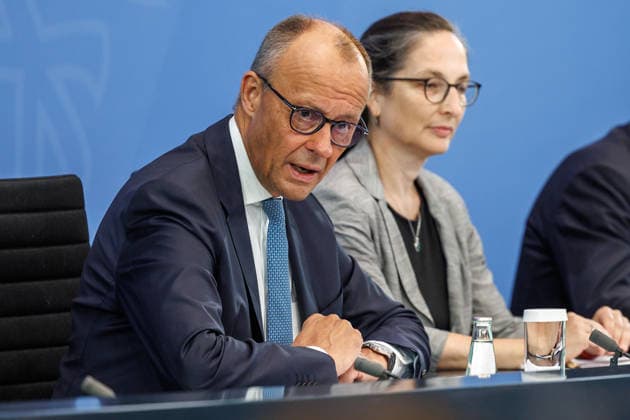 Pressekonferenz zur Übergabe des Berichts der Alterssicherungskommission Pressekonferenz zur Übergabe des Berichts der Alterssicherungskommission an den Bundeskanzler Friedrich Merz und Baerbel Bas (SPD), Bundesministerin fuer Arbeit und Soziales im Bundeskanzleramt in Berlin am 23. Juli 2026. Berlin Berlin Deutschland Bundeskanzleramt *** Press Conference on the Presentation of the Report by the Pension Security Commission Press Conference on the Presentation of the Report by the Pension Security Commission to Federal Chancellor Friedrich Merz and Baerbel Bas (SPD), Federal Minister of Labor and Social Affairs at the Federal Chancellery in Berlin on July 23, 2026 Berlin Berlin Germany Federal Chancellery,detected_source_language