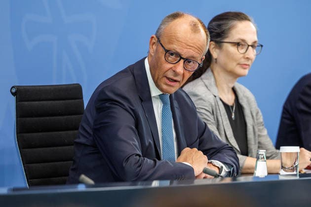 Pressekonferenz zur Übergabe des Berichts der Alterssicherungskommission Pressekonferenz zur Übergabe des Berichts der Alterssicherungskommission an den Bundeskanzler Friedrich Merz und Baerbel Bas (SPD), Bundesministerin fuer Arbeit und Soziales im Bundeskanzleramt in Berlin am 23. Juli 2026. Berlin Berlin Deutschland Bundeskanzleramt *** Press Conference on the Presentation of the Report by the Pension Security Commission Press Conference on the Presentation of the Report by the Pension Security Commission to Federal Chancellor Friedrich Merz and Baerbel Bas (SPD), Federal Minister of Labor and Social Affairs at the Federal Chancellery in Berlin on July 23, 2026 Berlin Berlin Germany Federal Chancellery,detected_source_language