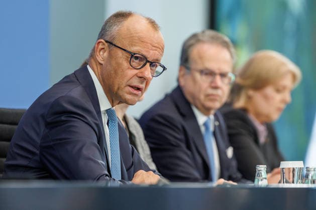 Pressekonferenz zur Übergabe des Berichts der Alterssicherungskommission Pressekonferenz zur Übergabe des Berichts der Alterssicherungskommission an den Bundeskanzler Friedrich Merz und Baerbel Bas (SPD), Bundesministerin fuer Arbeit und Soziales im Bundeskanzleramt in Berlin am 23. Juli 2026. Berlin Berlin Deutschland Bundeskanzleramt *** Press Conference on the Presentation of the Report by the Pension Security Commission Press Conference on the Presentation of the Report by the Pension Security Commission to Federal Chancellor Friedrich Merz and Baerbel Bas (SPD), Federal Minister of Labor and Social Affairs at the Federal Chancellery in Berlin on July 23, 2026 Berlin Berlin Germany Federal Chancellery,detected_source_language
