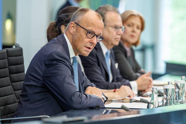 Pressekonferenz zur Übergabe des Berichts der Alterssicherungskommission Pressekonferenz zur Übergabe des Berichts der Alterssicherungskommission an den Bundeskanzler Friedrich Merz und Baerbel Bas (SPD), Bundesministerin fuer Arbeit und Soziales im Bundeskanzleramt in Berlin am 23. Juli 2026. Berlin Berlin Deutschland Bundeskanzleramt *** Press Conference on the Presentation of the Report by the Pension Security Commission Press Conference on the Presentation of the Report by the Pension Security Commission to Federal Chancellor Friedrich Merz and Baerbel Bas (SPD), Federal Minister of Labor and Social Affairs at the Federal Chancellery in Berlin on July 23, 2026 Berlin Berlin Germany Federal Chancellery,detected_source_language