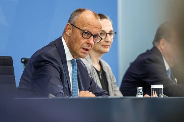Pressekonferenz zur Übergabe des Berichts der Alterssicherungskommission Pressekonferenz zur Übergabe des Berichts der Alterssicherungskommission an den Bundeskanzler Friedrich Merz und Baerbel Bas (SPD), Bundesministerin fuer Arbeit und Soziales im Bundeskanzleramt in Berlin am 23. Juli 2026. Berlin Berlin Deutschland Bundeskanzleramt *** Press Conference on the Presentation of the Report by the Pension Security Commission Press Conference on the Presentation of the Report by the Pension Security Commission to Federal Chancellor Friedrich Merz and Baerbel Bas (SPD), Federal Minister of Labor and Social Affairs at the Federal Chancellery in Berlin on July 23, 2026 Berlin Berlin Germany Federal Chancellery,detected_source_language
