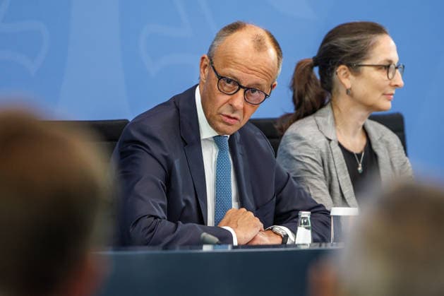 Pressekonferenz zur Übergabe des Berichts der Alterssicherungskommission Pressekonferenz zur Übergabe des Berichts der Alterssicherungskommission an den Bundeskanzler Friedrich Merz und Baerbel Bas (SPD), Bundesministerin fuer Arbeit und Soziales im Bundeskanzleramt in Berlin am 23. Juli 2026. Berlin Berlin Deutschland Bundeskanzleramt *** Press Conference on the Presentation of the Report by the Pension Security Commission Press Conference on the Presentation of the Report by the Pension Security Commission to Federal Chancellor Friedrich Merz and Baerbel Bas (SPD), Federal Minister of Labor and Social Affairs at the Federal Chancellery in Berlin on July 23, 2026 Berlin Berlin Germany Federal Chancellery,detected_source_language