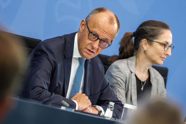 Pressekonferenz zur Übergabe des Berichts der Alterssicherungskommission Pressekonferenz zur Übergabe des Berichts der Alterssicherungskommission an den Bundeskanzler Friedrich Merz und Baerbel Bas (SPD), Bundesministerin fuer Arbeit und Soziales im Bundeskanzleramt in Berlin am 23. Juli 2026. Berlin Berlin Deutschland Bundeskanzleramt *** Press Conference on the Presentation of the Report by the Pension Security Commission Press Conference on the Presentation of the Report by the Pension Security Commission to Federal Chancellor Friedrich Merz and Baerbel Bas (SPD), Federal Minister of Labor and Social Affairs at the Federal Chancellery in Berlin on July 23, 2026 Berlin Berlin Germany Federal Chancellery,detected_source_language