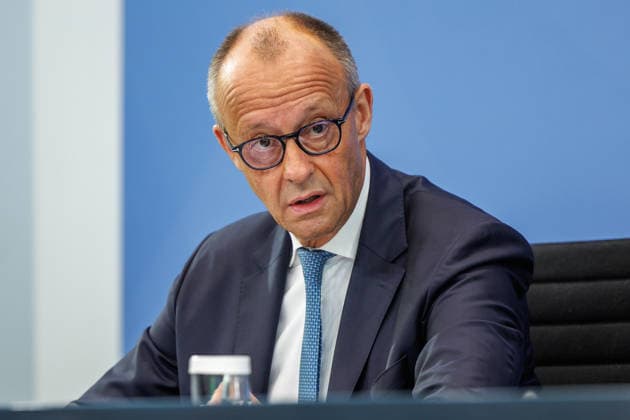 Pressekonferenz zur Übergabe des Berichts der Alterssicherungskommission Pressekonferenz zur Übergabe des Berichts der Alterssicherungskommission an den Bundeskanzler Friedrich Merz und Baerbel Bas (SPD), Bundesministerin fuer Arbeit und Soziales im Bundeskanzleramt in Berlin am 23. Juli 2026. Berlin Berlin Deutschland Bundeskanzleramt *** Press Conference on the Presentation of the Report by the Pension Security Commission Press Conference on the Presentation of the Report by the Pension Security Commission to Federal Chancellor Friedrich Merz and Baerbel Bas (SPD), Federal Minister of Labor and Social Affairs at the Federal Chancellery in Berlin on July 23, 2026 Berlin Berlin Germany Federal Chancellery,detected_source_language