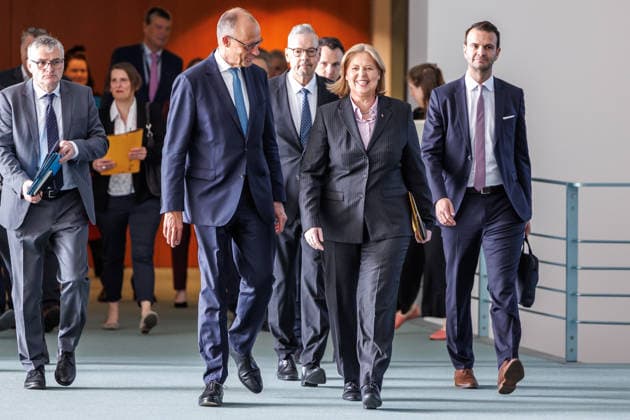 Pressekonferenz zur Übergabe des Berichts der Alterssicherungskommission Pressekonferenz zur Übergabe des Berichts der Alterssicherungskommission an den Bundeskanzler Friedrich Merz und Baerbel Bas (SPD), Bundesministerin fuer Arbeit und Soziales im Bundeskanzleramt in Berlin am 23. Juli 2026. Berlin Berlin Deutschland Bundeskanzleramt *** Press Conference on the Presentation of the Report by the Pension Security Commission Press Conference on the Presentation of the Report by the Pension Security Commission to Federal Chancellor Friedrich Merz and Baerbel Bas (SPD), Federal Minister of Labor and Social Affairs at the Federal Chancellery in Berlin on July 23, 2026 Berlin Berlin Germany Federal Chancellery,detected_source_language