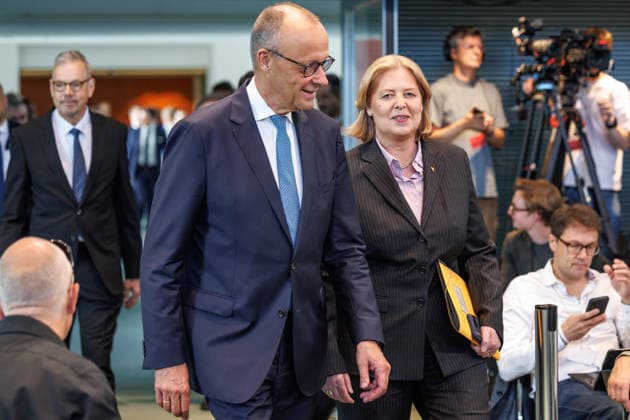 Pressekonferenz zur Übergabe des Berichts der Alterssicherungskommission Pressekonferenz zur Übergabe des Berichts der Alterssicherungskommission an den Bundeskanzler Friedrich Merz und Baerbel Bas (SPD), Bundesministerin fuer Arbeit und Soziales im Bundeskanzleramt in Berlin am 23. Juli 2026. Berlin Berlin Deutschland Bundeskanzleramt *** Press Conference on the Presentation of the Report by the Pension Security Commission Press Conference on the Presentation of the Report by the Pension Security Commission to Federal Chancellor Friedrich Merz and Baerbel Bas (SPD), Federal Minister of Labor and Social Affairs at the Federal Chancellery in Berlin on July 23, 2026 Berlin Berlin Germany Federal Chancellery,detected_source_language