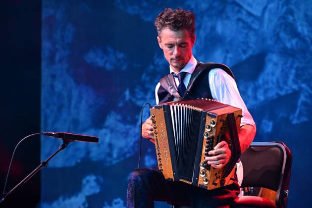 Open-air concert by the Herbert Pixner Project on the Toscana Peninsula in Gmunden, photographed on June 22, 2026. The photo shows bandleader and accordionist Herbert Pixner at the 2022 open-air concert by the Herbert Pixner Project on the Toscana Peninsula in Gmunden, on June 22, 2026,detected_source_language